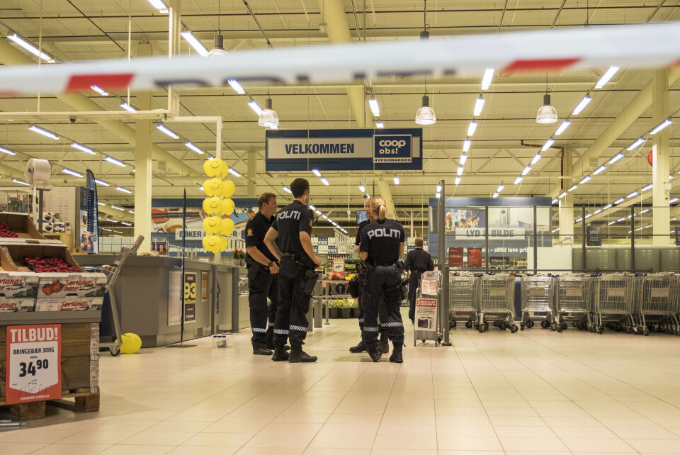 En person ble drept og en ble skadet da ei jente på 15 år gikk amok med kniv på Sørlandssenteret i Kristiansand. På bildet er politiets teknikere og etterforskere på åstedet. Foto: Tor Erik Schrøder, NTB scanpix En person ble drept og en ble skadet da ei jente på 15 år gikk amok med kniv på Sørlandssenteret i Kristiansand. På bildet er politiets teknikere og etterforskere på åstedet. Foto: Tor Erik Schrøder, NTB scanpix