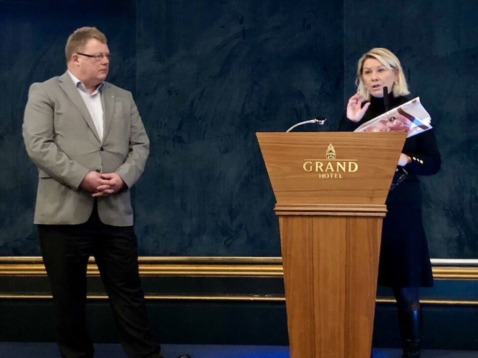 Som motyting for at ministeren kom, fekk ho overlevert dei ti bod om korleis tvinga enno fleire kommunar saman, skriv Hans Inge Myrvold, om da Hugo Thode Hansen i Norsk Rådmannsforum overleverte Monica Mæland sine ti råd. Foto: Jan Inge Krossli Som motyting for at ministeren kom, fekk ho overlevert dei ti bod om korleis tvinga enno fleire kommunar saman, skriv Hans Inge Myrvold, om da Hugo Thode Hansen i Norsk Rådmannsforum overleverte Monica Mæland sine ti råd. Foto: Jan Inge Krossli