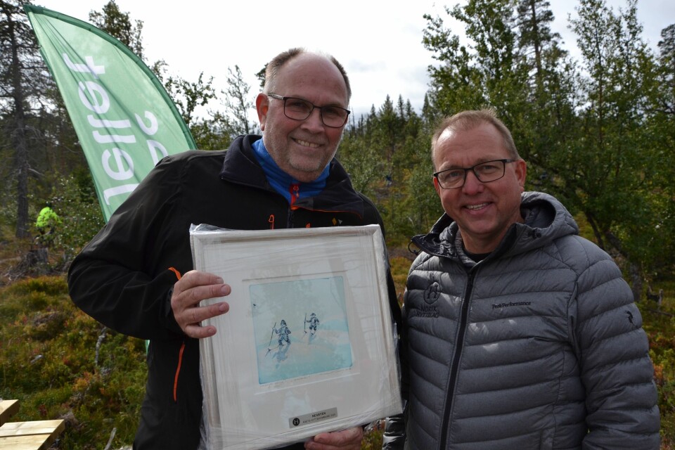 Ordfører Tore Haraldset (til venstre) fra Nesbyen tok imot prisen fra generalsekretær Audun Bringsvor i Norsk Hyttelag. Ordfører Tore Haraldset (til venstre) fra Nesbyen tok imot prisen fra generalsekretær Audun Bringsvor i Norsk Hyttelag.
