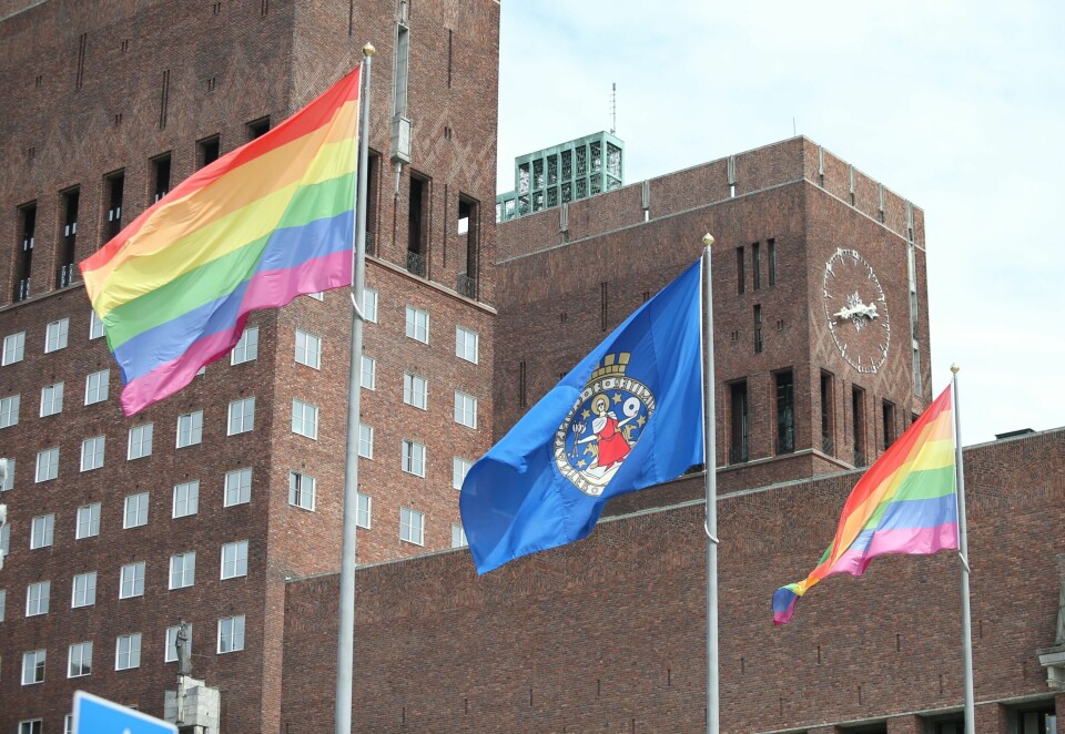 Forslaget om å flagge med andre flagg enn det norske fra rådhus har vakt protester. Her vaier regnbueflagget på Rådhusplassen i anledning Oslo Pride. Forslaget om å flagge med andre flagg enn det norske fra rådhus har vakt protester. Her vaier regnbueflagget på Rådhusplassen i anledning Oslo Pride.