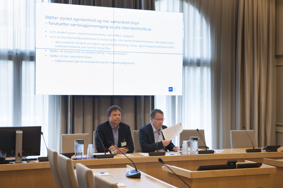 Avdelingsdirektør for lokaldemokrati, Frode Lindtvedt, og nestleder Bjørn Arild Gram representerte KS på høringen om kommuneloven tirsdag. Foto: Terje Lien Avdelingsdirektør for lokaldemokrati, Frode Lindtvedt, og nestleder Bjørn Arild Gram representerte KS på høringen om kommuneloven tirsdag. Foto: Terje Lien