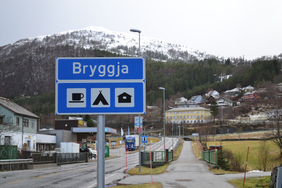 Bygda Bryggja i Vågsøy ønsker å bytte kommune etter at barneskulen, midt på bildet, vart vedtatt nedlagt. Kommunestyret har avvist ønsket. Foto: Per Ole Lefdalsnes Bygda Bryggja i Vågsøy ønsker å bytte kommune etter at barneskulen, midt på bildet, vart vedtatt nedlagt. Kommunestyret har avvist ønsket. Foto: Per Ole Lefdalsnes