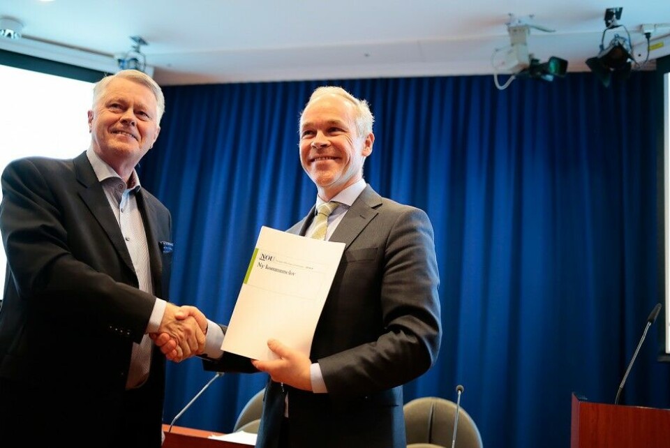 – Jeg gleder meg til å gjennomføre endringer i kommuneloven, sa kommunalminister Jan Tore Sanner, da han torsdag mottok utredningen av ny kommunelov fra utvalgsleder Oddvar Flæte (t.v.). Foto: Magnus K. Bjørke – Jeg gleder meg til å gjennomføre endringer i kommuneloven, sa kommunalminister Jan Tore Sanner, da han torsdag mottok utredningen av ny kommunelov fra utvalgsleder Oddvar Flæte (t.v.). Foto: Magnus K. Bjørke