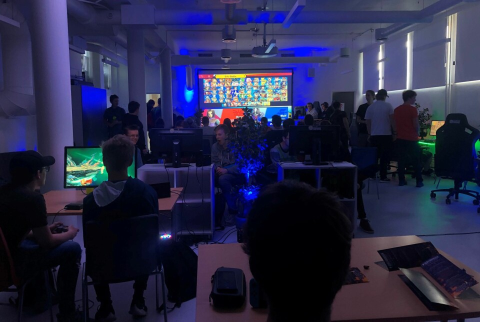 Ungdommens kulturhus Sarpsborg har eget e-sportsenter. Mens kulturhuset holder koronastengt, kan ungdommen møtes online i kommunens digitale ungdomshus. Ungdommens kulturhus Sarpsborg har eget e-sportsenter. Mens kulturhuset holder koronastengt, kan ungdommen møtes online i kommunens digitale ungdomshus.