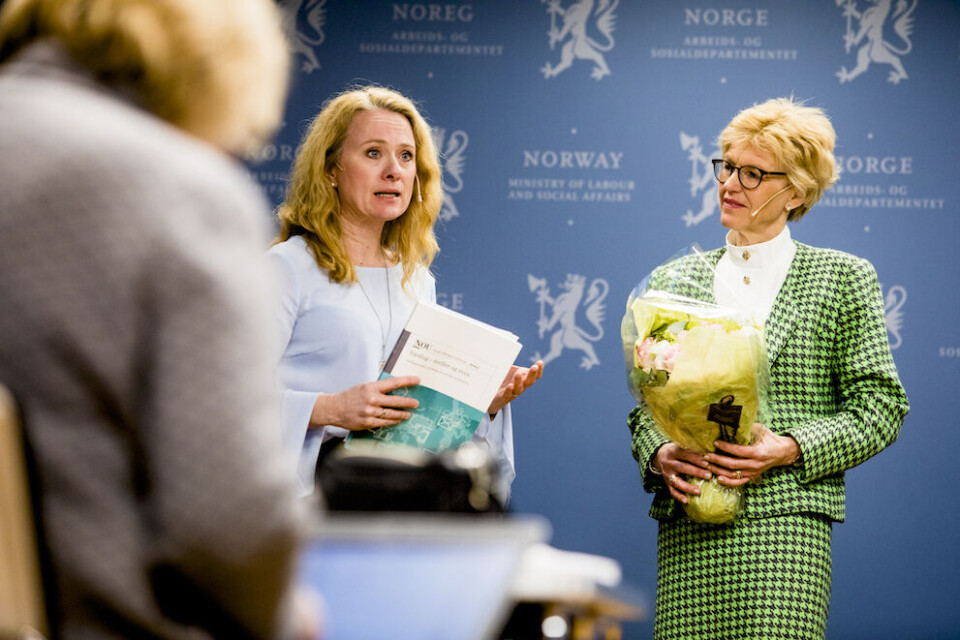Utvalgsleder Anne Cathrine Frøstrup overleverte før påske utredningen om varsling og varslervern til arbeidsminister Anniken Hauglie (H). Foto: Magnus K. Bjørke Utvalgsleder Anne Cathrine Frøstrup overleverte før påske utredningen om varsling og varslervern til arbeidsminister Anniken Hauglie (H). Foto: Magnus K. Bjørke