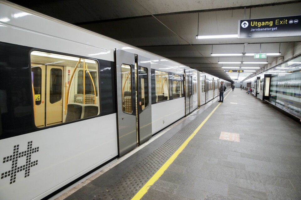 T-banen går, men nesten uten passasjerer, som her ved Jernbanetorget stasjon i Oslo mandag morgen. Landets kollektivselskaper taper til sammen om lag 170 millioner kroner i uka under koronapandemien. T-banen går, men nesten uten passasjerer, som her ved Jernbanetorget stasjon i Oslo mandag morgen. Landets kollektivselskaper taper til sammen om lag 170 millioner kroner i uka under koronapandemien.