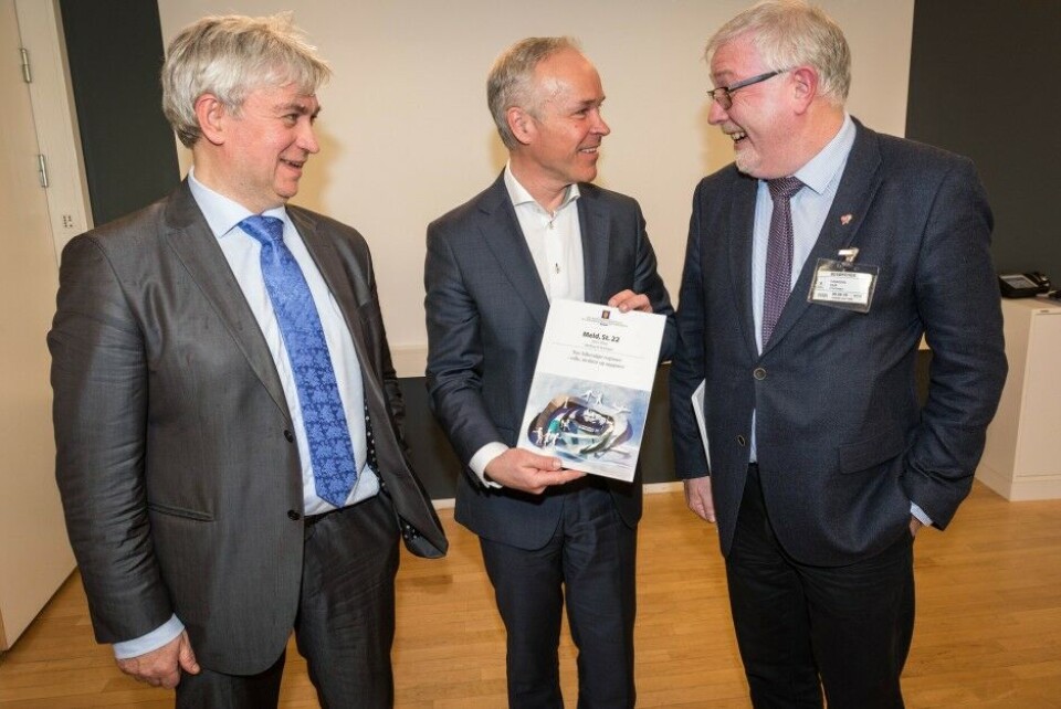 Kommunalminister Jan Tore Sanner (H), her sammen med André N. Skjelstad (V) og Geir S. Toskedal (KrF), kunne kanskje ventet med regionalmeldingen til han hadde noe å melde, mener Aksel Hagen. Foto: Kommunaldepartementet Kommunalminister Jan Tore Sanner (H), her sammen med André N. Skjelstad (V) og Geir S. Toskedal (KrF), kunne kanskje ventet med regionalmeldingen til han hadde noe å melde, mener Aksel Hagen. Foto: Kommunaldepartementet