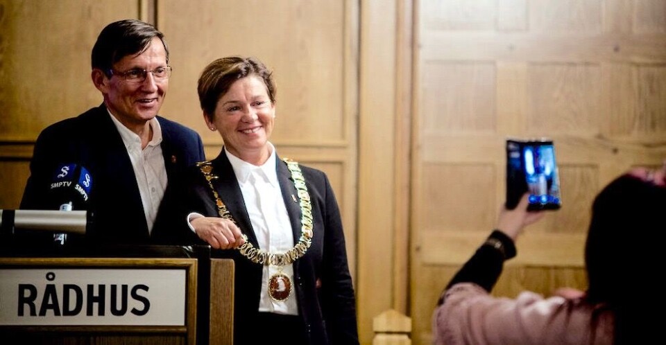 Ålesund er én av kommunene der Ap og KrF har funnet sammen, her representert ved varaordfører Tore Johan Øvstebø (KrF) og ordfører Eva Vinje Aurdal (Ap). Sp og MDG er også med i flertallskonstellasjonen her. Foto: Magnus K. Bjørke Ålesund er én av kommunene der Ap og KrF har funnet sammen, her representert ved varaordfører Tore Johan Øvstebø (KrF) og ordfører Eva Vinje Aurdal (Ap). Sp og MDG er også med i flertallskonstellasjonen her. Foto: Magnus K. Bjørke