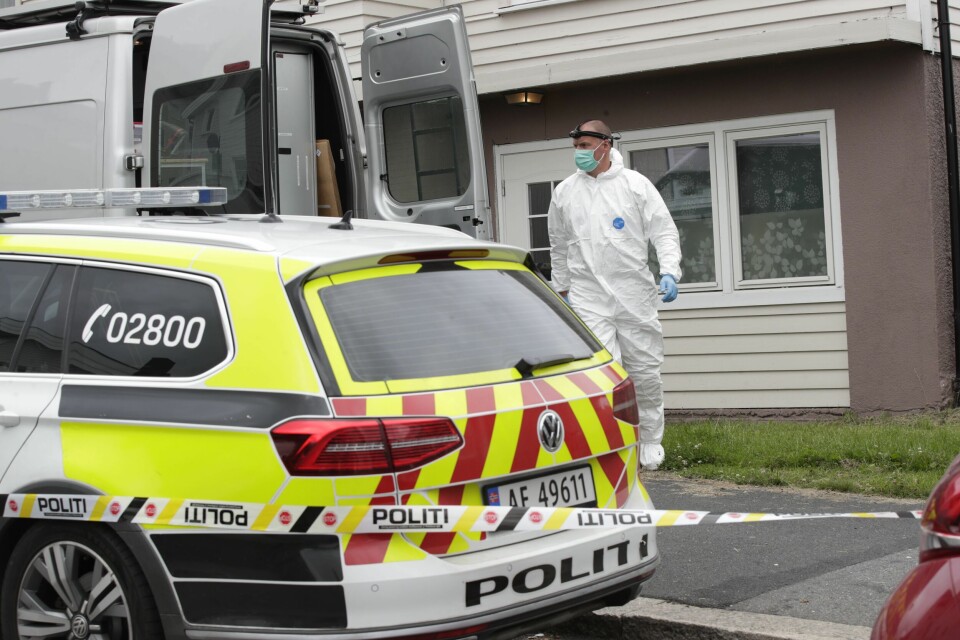 Politiets etterforskere undersøker her en bolig etter at tre kvinner ble knivstukket i Sarpsborg 14. juli. En kvinne døde og en ble kritisk skadd. Politiets etterforskere undersøker her en bolig etter at tre kvinner ble knivstukket i Sarpsborg 14. juli. En kvinne døde og en ble kritisk skadd.