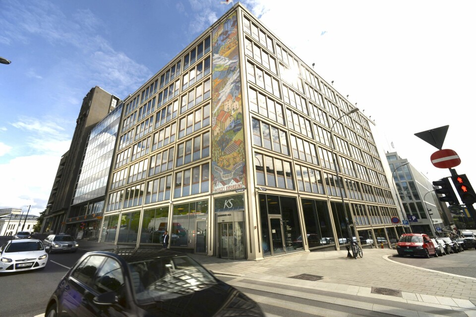 KS' datterselskap KS-Konsulent må kanskje vente med rekruttering av nye medarbeidere, mens KS Agenda permitterer 16 ansatte fra 1. april. KS' datterselskap KS-Konsulent må kanskje vente med rekruttering av nye medarbeidere, mens KS Agenda permitterer 16 ansatte fra 1. april.