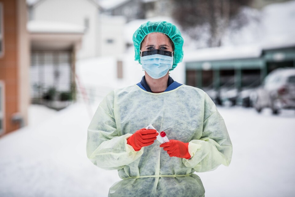 Helseminister Bent Høie (H) sier at mangelen på smittevernutstyr gjør at helsepersonell må planlegge bruken av utstyret. Her er en medarbeider i Harstad kommune klar for å håndtere koronapasienter. Helseminister Bent Høie (H) sier at mangelen på smittevernutstyr gjør at helsepersonell må planlegge bruken av utstyret. Her er en medarbeider i Harstad kommune klar for å håndtere koronapasienter.
