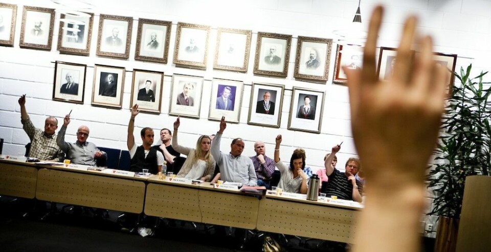 Demokratiet i små kommuner har en styrke i at det er relativt mange som ivaretar kommunestyreverv, og det er enkelt for innbyggerne å ta opp spørsmål. Men folk lar jo ikke være å engasjere seg politisk fordi om de bor i store kommuner, skriver Signy Vabo. Illustrasjonsfoto: Magnus K. Bjørke Demokratiet i små kommuner har en styrke i at det er relativt mange som ivaretar kommunestyreverv, og det er enkelt for innbyggerne å ta opp spørsmål. Men folk lar jo ikke være å engasjere seg politisk fordi om de bor i store kommuner, skriver Signy Vabo. Illustrasjonsfoto: Magnus K. Bjørke