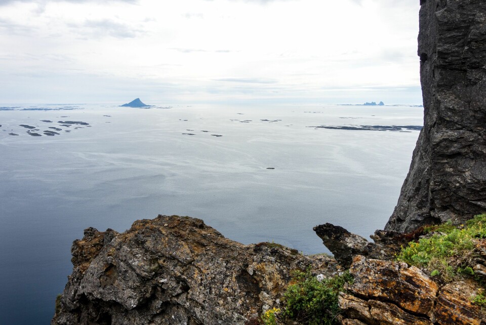 Lovund og Træna sett fra Hestmona i Lurøy på Helgelandskysten. Lovund og Træna sett fra Hestmona i Lurøy på Helgelandskysten.