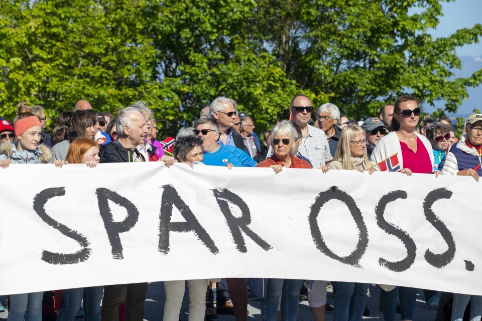 Haramsøy 20200517. Protestmarkeringen ved Haramsøy skole mot det planlagte vindkraftverket på Haramsøy. Protester mot vindkraft på Haramsøy Haramsøy 20200517. Protestmarkeringen ved Haramsøy skole mot det planlagte vindkraftverket på Haramsøy.