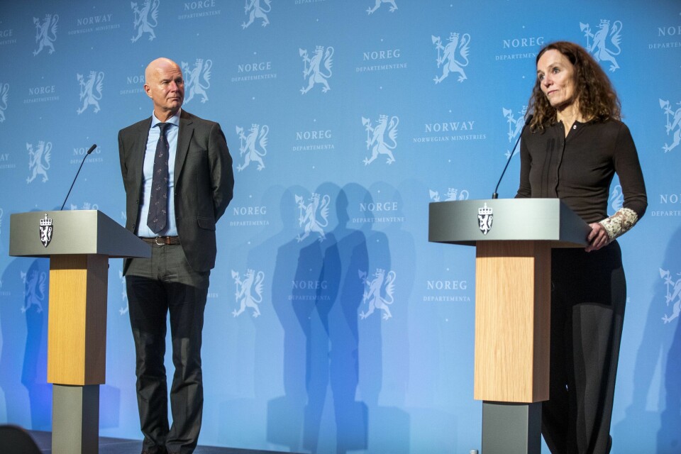 Helsedirektoratet og Folkehelseinstituttet (FHI) offentliggjorde mandag sine nye anbefalinger til regjeringen om koronatiltakene. Her orienterer helsedirektør Bjørn Guldvog og direktør Camilla Stoltenberg i Folkehelseinstituttet om koronasituasjonen på en tidligere. Helsedirektoratet og Folkehelseinstituttet (FHI) offentliggjorde mandag sine nye anbefalinger til regjeringen om koronatiltakene. Her orienterer helsedirektør Bjørn Guldvog og direktør Camilla Stoltenberg i Folkehelseinstituttet om koronasituasjonen på en tidligere.
