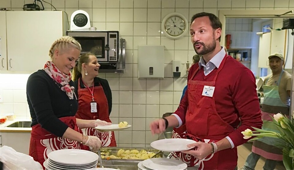 Frivillighet kan gi mye ekstra kvalitet i helse- og velferdstjenestene dersom den dyrkes på gode måter, skriver forskerne Halvard Vike og Heidi Haukelien. På bildet kronprinsparet i aktivitet som frivillige på Blå Kors brukersenter i fjor. Foto: Terje Bendiksby, NTB scanpix Frivillighet kan gi mye ekstra kvalitet i helse- og velferdstjenestene dersom den dyrkes på gode måter, skriver forskerne Halvard Vike og Heidi Haukelien. På bildet kronprinsparet i aktivitet som frivillige på Blå Kors brukersenter i fjor. Foto: Terje Bendiksby, NTB scanpix