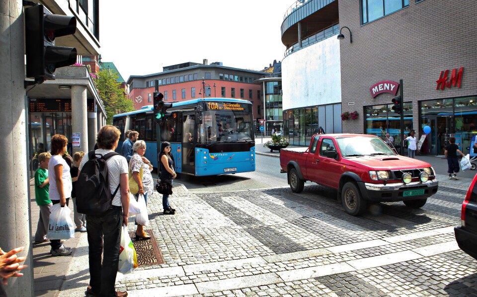 Arendal har som motto at sentrum skal være bilfritt dette året, og har for lengst stengt av veier, torg og bryggeområder. Foto: Olav Olsen, Aftenposten, NTB scanpix Arendal har som motto at sentrum skal være bilfritt dette året, og har for lengst stengt av veier, torg og bryggeområder. Foto: Olav Olsen, Aftenposten, NTB scanpix