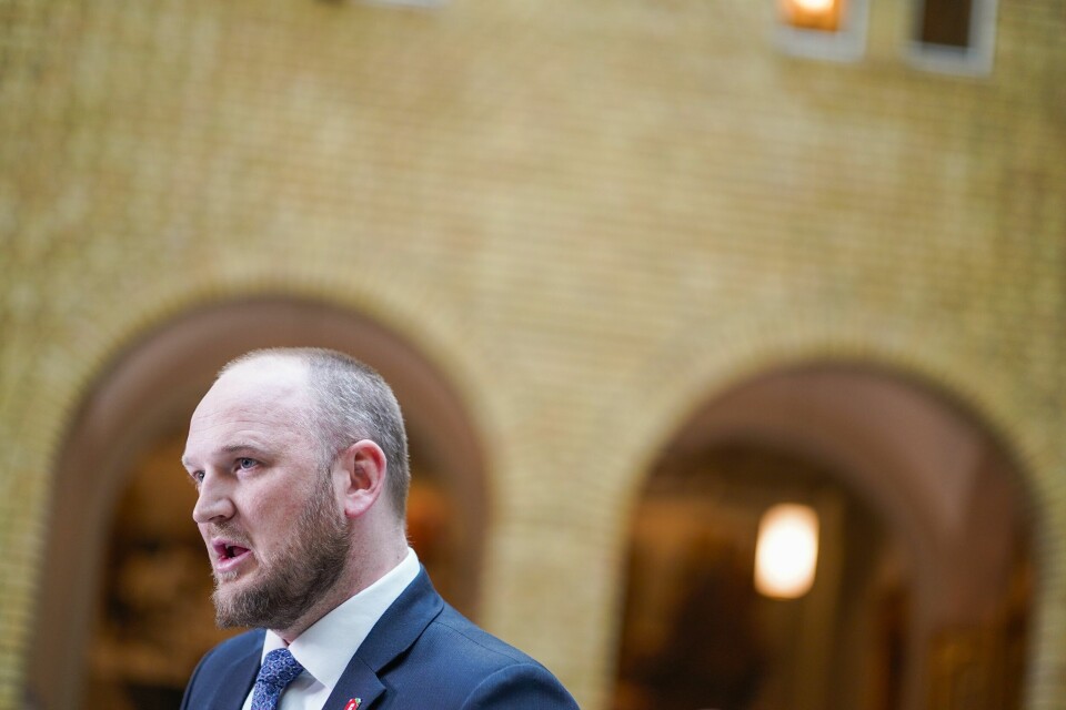 Fremskrittspartiets energi- og miljøpolitiske talsmann Jon Georg Dale reagerer kraftig på Aps nei til kvotekjøp fra utlandet. Fremskrittspartiets energi- og miljøpolitiske talsmann Jon Georg Dale reagerer kraftig på Aps nei til kvotekjøp fra utlandet.