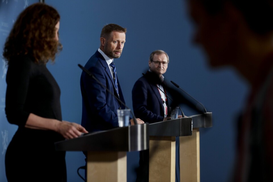Direktør i Folkehelseinstituttet Camilla Stoltenberg, helse- og omsorgsminister Bent Høie (H) og Lars Vorland under en pressekonferanse der regjeringen mottok en rapport om bruk av AstraZeneca og Janssen-vaksinene i Norge. Direktør i Folkehelseinstituttet Camilla Stoltenberg, helse- og omsorgsminister Bent Høie (H) og Lars Vorland under en pressekonferanse der regjeringen mottok en rapport om bruk av AstraZeneca og Janssen-vaksinene i Norge.