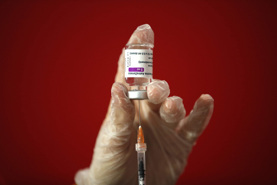 En dose av AstraZeneca-vaksinen klargjøres på et helsesenter i Roma. En dose av AstraZeneca-vaksinen klargjøres på et helsesenter i Roma.
