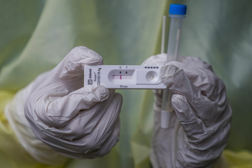 Helsemyndighetene legger opp til at det brukes antigen-hurtigtester, hvor man stikker en pinne opp i fremre del av nesen, og ikke nødvendigvis i bakre del. Det er en brukervennlig metode, som de eldste elevene kan gjøre selv og med enkle instruksjoner. Testen gir svar etter 15-20 minutter. Én strek, som i dette tilfellet, viser at testen er negativ. To streker betyr positiv test. Helsemyndighetene legger opp til at det brukes antigen-hurtigtester, hvor man stikker en pinne opp i fremre del av nesen, og ikke nødvendigvis i bakre del. Det er en brukervennlig metode, som de eldste elevene kan gjøre selv og med enkle instruksjoner. Testen gir svar etter 15-20 minutter. Én strek, som i dette tilfellet, viser at testen er negativ. To streker betyr positiv test.