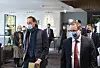 Topptungt på toppmøte: Kronprins Haakon, styreleder Bjørn Arild Gram i KS og direktør Helge Eide i KS (bak) på hotellet der KS-møtet ble arrangert.
