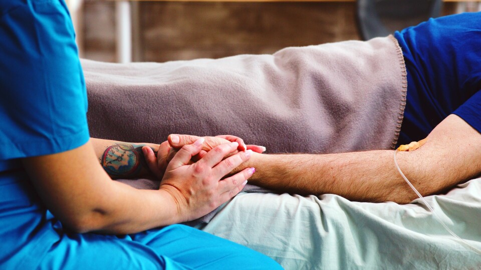 Det er fortsatt de aller eldste som skal prioriteres i følge Folkehelseinstituttet, men det skal gjøres nøye avveininger. Det er fortsatt de aller eldste som skal prioriteres i følge Folkehelseinstituttet, men det skal gjøres nøye avveininger.