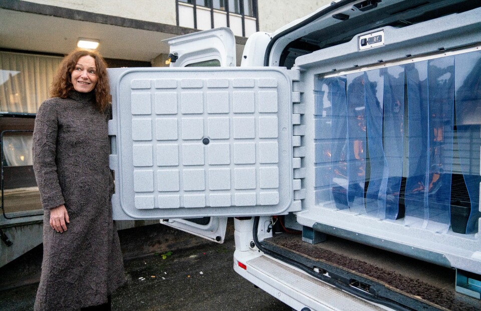 Oslo 20201217. Direktør ved Folkehelseinstituttet Camilla Stoltenberg ved en av bilene som skal brukes til transport av koronavaksinen når den ankommer Norge. Vaksineutstyr Oslo 20201217. Direktør ved Folkehelseinstituttet Camilla Stoltenberg ved en av bilene som skal brukes til transport av koronavaksinen når den ankommer Norge.