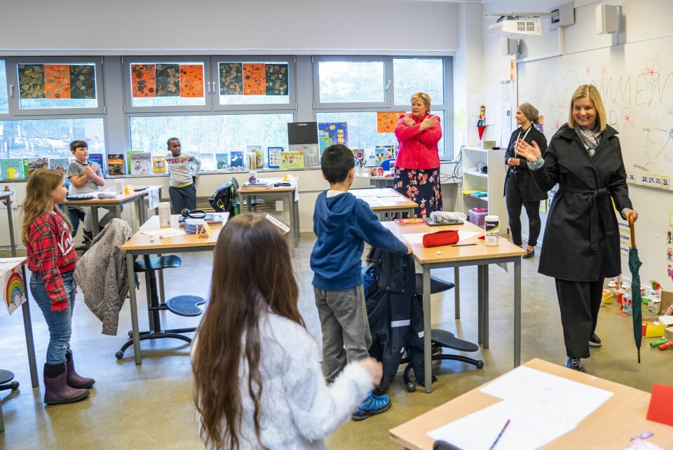 Kunnskapsminister Guri Melby (V) har besøkt mangt et klasserom i koronatiden. Men å sikre lærerne kompensasjon for alt ekstraarbeidet pandemien har medført, er ikke hennes bord, mener hun. Kunnskapsminister Guri Melby (V) har besøkt mangt et klasserom i koronatiden. Men å sikre lærerne kompensasjon for alt ekstraarbeidet pandemien har medført, er ikke hennes bord, mener hun.