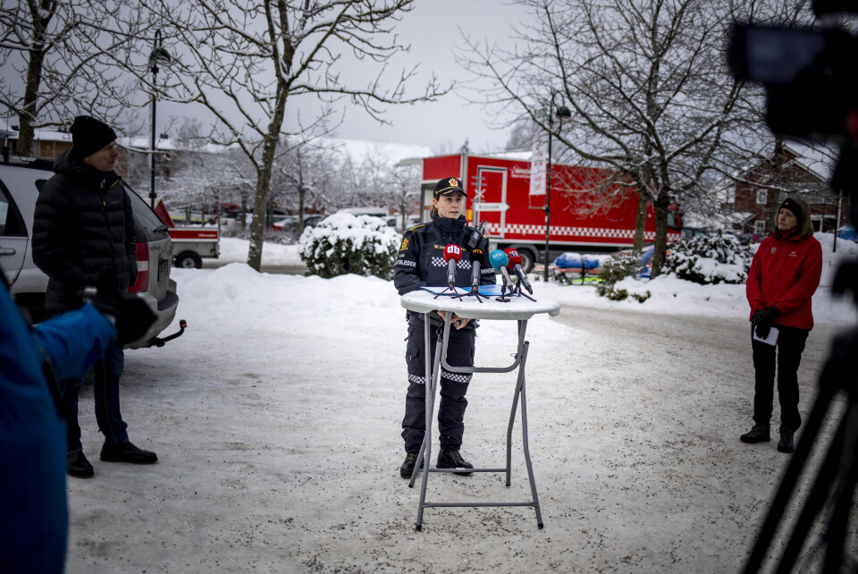 Krisehåndteringen til Gjerdrum kommune får skryt i fersk rapport. Stor innsatsvilje fra lokalsamfunnet og mye bistand fra nabokommunene og andre beredskapsaktører fremheves som viktige faktorer. Her ser vi fra venste ordfører Anders Østensen (Ap), innsatsleder Mari Stoltenberg og regionsjef Toril Hofshagen fra NVE under en pressekonferanse etter at kommunen tar over ansvaret for rasstedet ved Ask. Krisehåndteringen til Gjerdrum kommune får skryt i fersk rapport. Stor innsatsvilje fra lokalsamfunnet og mye bistand fra nabokommunene og andre beredskapsaktører fremheves som viktige faktorer. Her ser vi fra venste ordfører Anders Østensen (Ap), innsatsleder Mari Stoltenberg og regionsjef Toril Hofshagen fra NVE under en pressekonferanse etter at kommunen tar over ansvaret for rasstedet ved Ask.