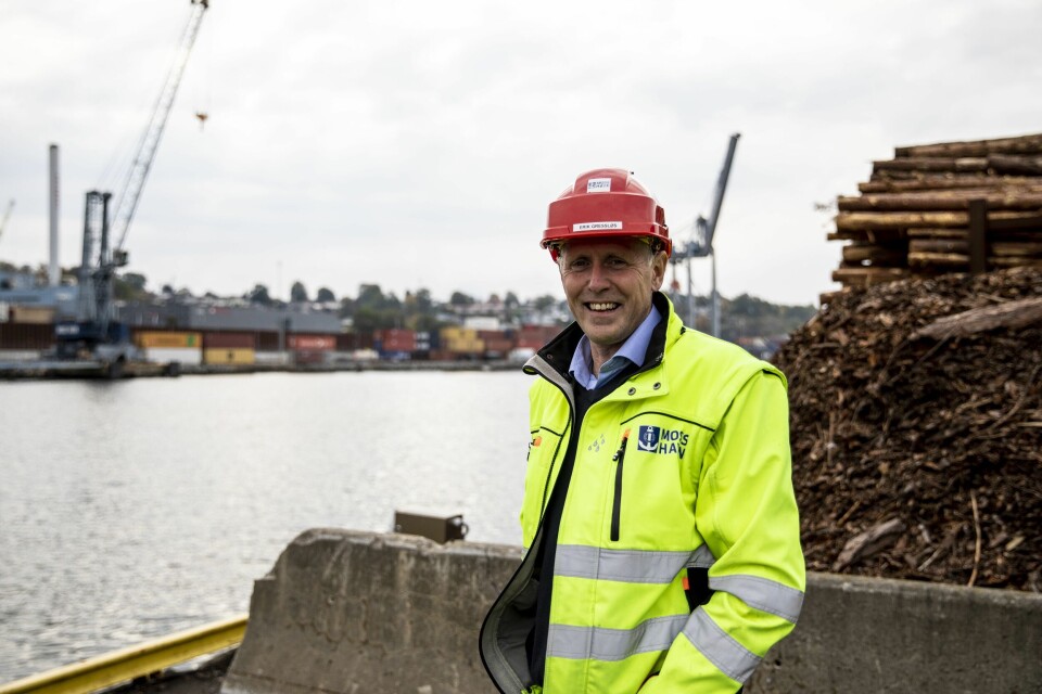 Teknisk sjef Erik Gressløs i Moss Havn venter fortsatt på at det første konteinerskipet skal koble seg til landstrømanlegget de har investert 6 millioner kroner i. – Vi må nå klimamålene. Da må noen begynne, sier Gressløs, som tror et samarbeid mellom havnene vil framskynde endringer i skipsfarten. Teknisk sjef Erik Gressløs i Moss Havn venter fortsatt på at det første konteinerskipet skal koble seg til landstrømanlegget de har investert 6 millioner kroner i. – Vi må nå klimamålene. Da må noen begynne, sier Gressløs, som tror et samarbeid mellom havnene vil framskynde endringer i skipsfarten.