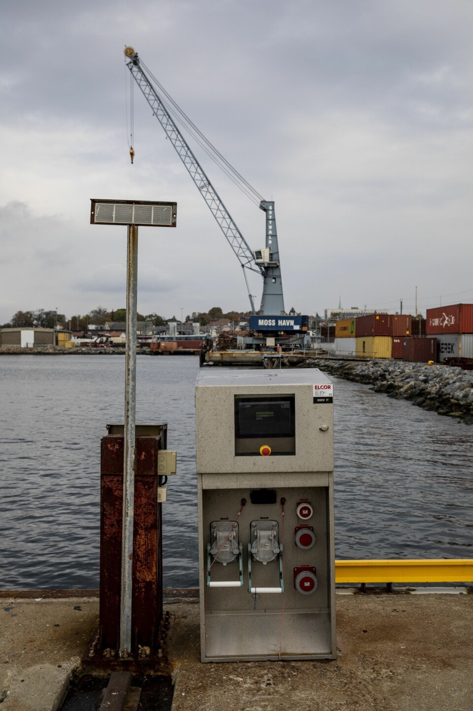 Tilbyr ren landstrøm, men skipene velger diesel Fra denne boksen på konteinerhavna i Moss Havn kan lastebåtene koble seg til landstrøm mens de ligger til kai. Anlegget sto klart i november 2019, men er ennå ikke blitt brukt.