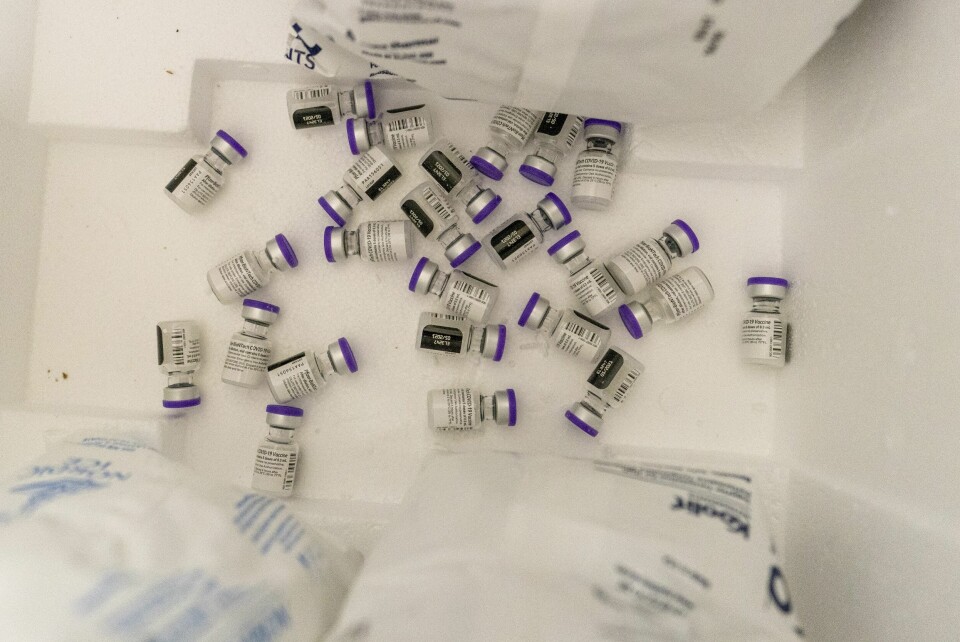 Ettertraktede doser med koronavaksine fra Pfizer er forsinket, men nå sier selskapet at forsinkelsen ikke blir så langvarig som først meldt. Ettertraktede doser med koronavaksine fra Pfizer er forsinket, men nå sier selskapet at forsinkelsen ikke blir så langvarig som først meldt.