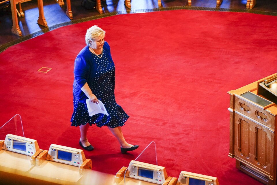 Statsminister Erna Solberg (H) på vei opp på talerstolen i Stortinget. Statsminister Erna Solberg (H) på vei opp på talerstolen i Stortinget.