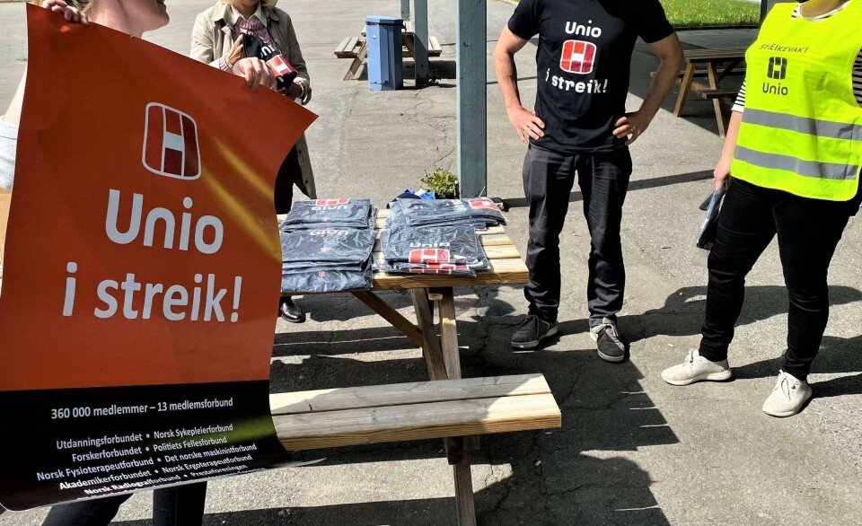 Undersøkingar og tilbakemeldingar frå både tidlegare og noverande sjukepleiarar og lærarar viser at ein leveleg arbeidsdag er minst like viktig som lønn, skriv kronikkforfattaren. Undersøkingar og tilbakemeldingar frå både tidlegare og noverande sjukepleiarar og lærarar viser at ein leveleg arbeidsdag er minst like viktig som lønn, skriv kronikkforfattaren.