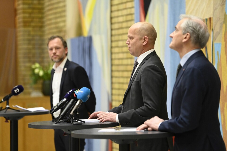 Statsminister Jonas Gahr Støre (Ap), finansminister Trygve Slagsvold Vedum (Sp) og Audun Lysbakken (Sv) under en pressekonferanse i Vandrehallen på Stortinget etter at partiene har kommet til enighet i forhandlingene om statsbudsjettet. Statsminister Jonas Gahr Støre (Ap), finansminister Trygve Slagsvold Vedum (Sp) og Audun Lysbakken (Sv) under en pressekonferanse i Vandrehallen på Stortinget etter at partiene har kommet til enighet i forhandlingene om statsbudsjettet.