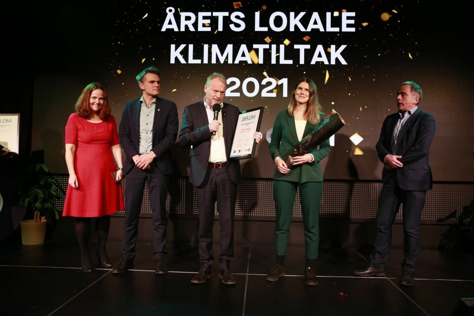 Oslo kommune mottar pris for Årets lokale klimatiltak 2021 Zerokonferansen i Oslo 24. november. Fra venstre direktør i klimaetaten Heidi Sørensen, byråd Einar Wilhelmsen, byrådsleder Raymond Johansen, byråd Sirin Stav og Helge Eide fra KS. Oslo kommune mottar pris for Årets lokale klimatiltak 2021 Zerokonferansen i Oslo 24. november. Fra venstre direktør i klimaetaten Heidi Sørensen, byråd Einar Wilhelmsen, byrådsleder Raymond Johansen, byråd Sirin Stav og Helge Eide fra KS.