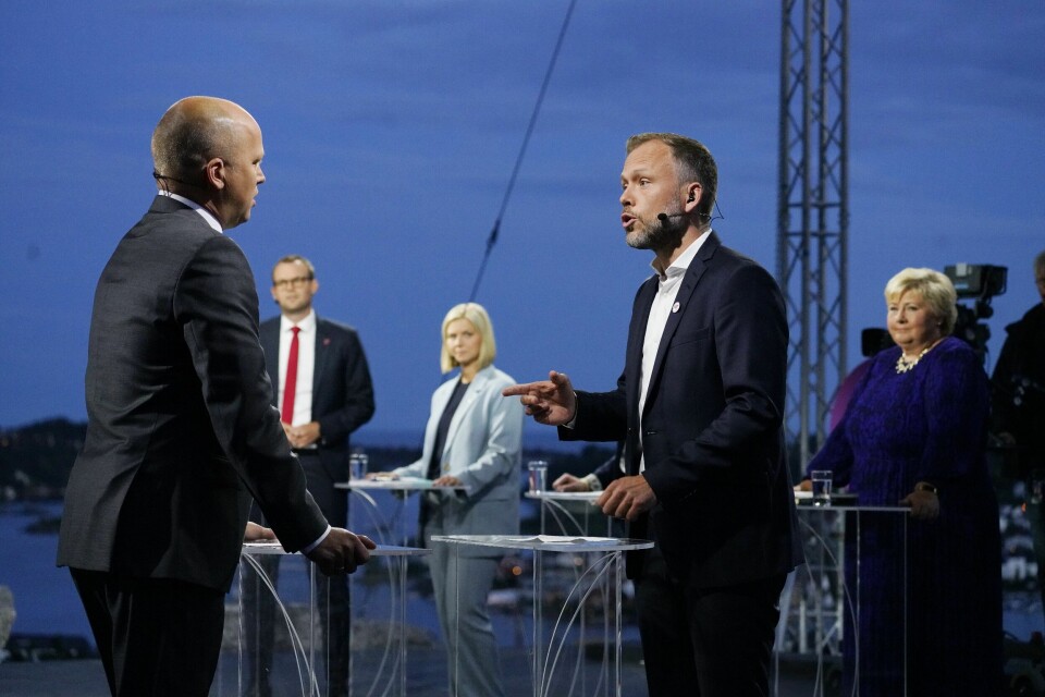 Leder i Senterpartiet Trygve Slagsvold Vedum og leder i Sosialistisk Venstreparti Audun Lysbakken i duell om nullutslippssoner under NRKs direktesendte partilederdebatt i Arendal. Leder i Senterpartiet Trygve Slagsvold Vedum og leder i Sosialistisk Venstreparti Audun Lysbakken i duell om nullutslippssoner under NRKs direktesendte partilederdebatt i Arendal.