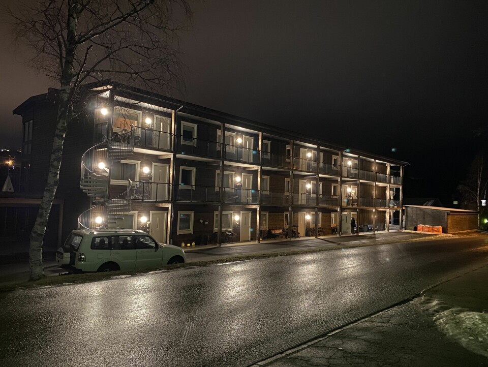 Trysil kommune har ilagt bruksforbud med øyeblikkelig virkning for leilighetsbygget Pernup i sentrum. Kommunen mener bygget er livsfarlig på grunn av dårlig brannsikring. Trysil kommune har ilagt bruksforbud med øyeblikkelig virkning for leilighetsbygget Pernup i sentrum. Kommunen mener bygget er livsfarlig på grunn av dårlig brannsikring.