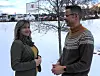 Ordfører Irene Heng Lauvsnes (H) i Strand kommune ivrer for lavere kommunal formuesskatt. Her er hun i samtale med Geir Bolme som leder kommunens politiske sekretariat.