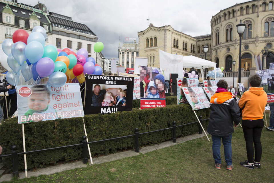 Det er sentralt at lokalpolitikere engasjerer seg i kommunens eget barnevern, støtter de ansatte og reagerer på hets, hatefulle ytringer og sjikane, skriver Kjell Ingolf Ropstad og Bjørn Arild Gram. Bildet er fra en demonstrasjon mot barnevernet i 2016. Det er sentralt at lokalpolitikere engasjerer seg i kommunens eget barnevern, støtter de ansatte og reagerer på hets, hatefulle ytringer og sjikane, skriver Kjell Ingolf Ropstad og Bjørn Arild Gram. Bildet er fra en demonstrasjon mot barnevernet i 2016.