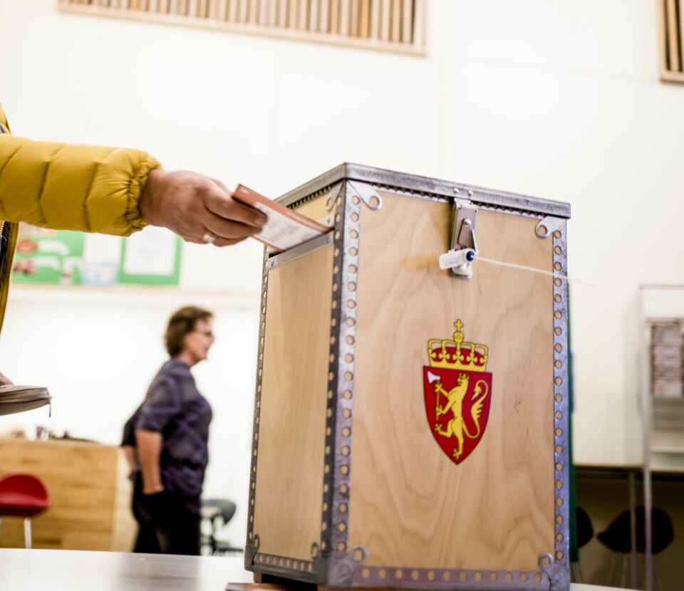 Kommunal- og moderniseringsdepartementet har gitt ut en , og Valgdirektoratet har gitt kommunene opplæring og veiledning. Kommunal- og moderniseringsdepartementet har gitt ut en smittevernveileder for valggjennomføring, og Valgdirektoratet har gitt kommunene opplæring og veiledning.