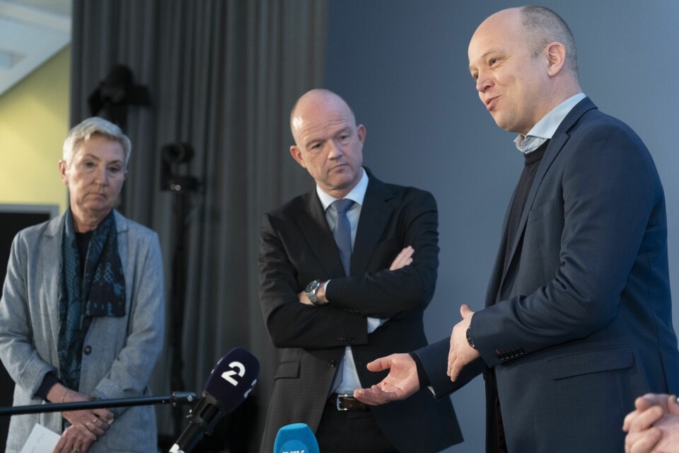 LO-leder Peggy Hessen Følsvik, NHO-leder Ole Erik Almlid og finansminister Trygve Slagsvold Vedum (Sp) etter møtet i regjeringen sitt kontaktutvalg med partene i arbeidslivet. Tema for møtet er den økonomiske situasjonen før tariffoppgjøret. LO-leder Peggy Hessen Følsvik, NHO-leder Ole Erik Almlid og finansminister Trygve Slagsvold Vedum (Sp) etter møtet i regjeringen sitt kontaktutvalg med partene i arbeidslivet. Tema for møtet er den økonomiske situasjonen før tariffoppgjøret.