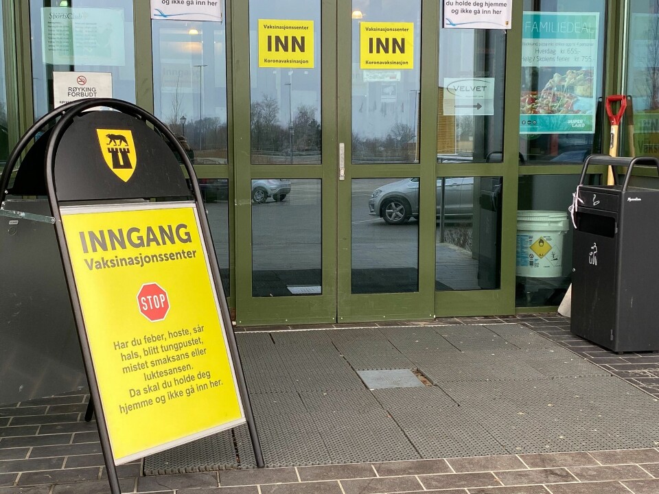 Nyheten om at Pfizer-vaksinen kan lagres lengre i kjøleskapet, vil bety en vesentlig endring i praksisen for kommunene. I dag må de bruke opp Pfizer-vaksinedosene innen fem dager etter de har fått dem tilsendt, for etter det må de kastes. Nyheten om at Pfizer-vaksinen kan lagres lengre i kjøleskapet, vil bety en vesentlig endring i praksisen for kommunene. I dag må de bruke opp Pfizer-vaksinedosene innen fem dager etter de har fått dem tilsendt, for etter det må de kastes.