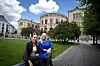 Marianne Sivertsen Næss (Ap) (t.v.) og Mona Nilsen (Ap) fra Nord-Norge synes varmere vær er et pluss med stortingstilværelsen i Oslo.