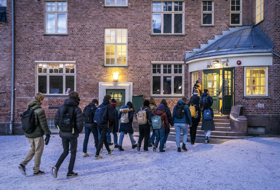 Skolenes landsforbund reagerer kraftig på at barn slipper å gå i karantene ved smitte i skole eller barnehage. Skolenes landsforbund reagerer kraftig på at barn slipper å gå i karantene ved smitte i skole eller barnehage.