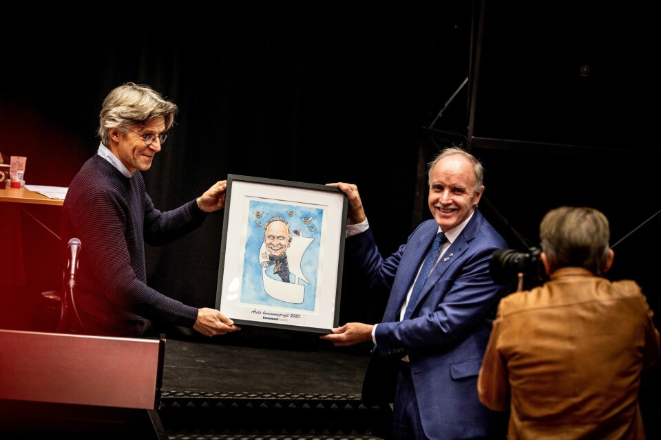 Nyhetsredaktør Agnar Kaarbø ga ordfører Sture Pedersen det synlige beviset på at han er Årets kommuneprofil 2020 – en karikaturtegning laget av Kommunal Rapports faste illustratør Sven Tveit. Nyhetsredaktør Agnar Kaarbø ga ordfører Sture Pedersen det synlige beviset på at han er Årets kommuneprofil 2020 – en karikaturtegning laget av Kommunal Rapports faste illustratør Sven Tveit.