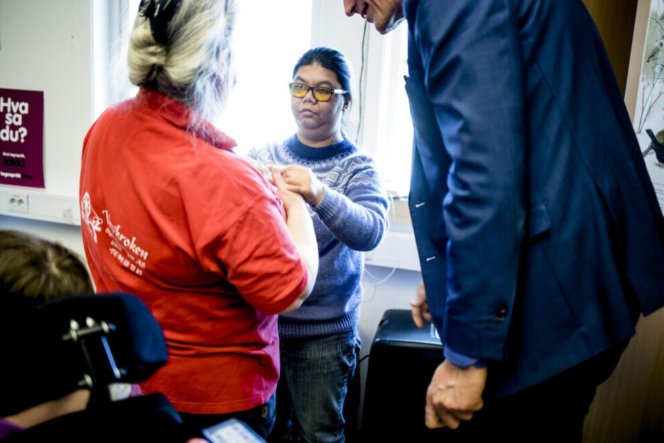 Stiftelsen Signo har et landsdekkende bo-, omsorg- og aktivitetstilbud for døve og hørselshemmete, døvblinde og andre med behov for tilrettelagte tjenester i et tegnspråkmiljø i Sandefjord. Her ordfører Bjørn Ole Gleditsch i samtale med Rachada Chotsuk via tolken Bente Aanerud. Foto: Magnus K. Bjørke Stiftelsen Signo har et landsdekkende bo-, omsorg- og aktivitetstilbud for døve og hørselshemmete, døvblinde og andre med behov for tilrettelagte tjenester i et tegnspråkmiljø i Sandefjord. Her ordfører Bjørn Ole Gleditsch i samtale med Rachada Chotsuk via tolken Bente Aanerud. Foto: Magnus K. Bjørke
