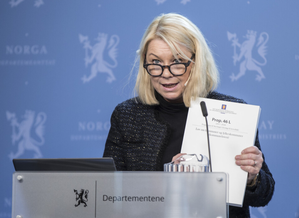 Kommuneloven er krystallklar på hvem som bestemmer til slutt, skriver Jan Inge Krossli. Her kommunalminister Monica Mæland (H) da hun la fram forslag til den nye loven i 2018. Kommuneloven er krystallklar på hvem som bestemmer til slutt, skriver Jan Inge Krossli. Her kommunalminister Monica Mæland (H) da hun la fram forslag til den nye loven i 2018.