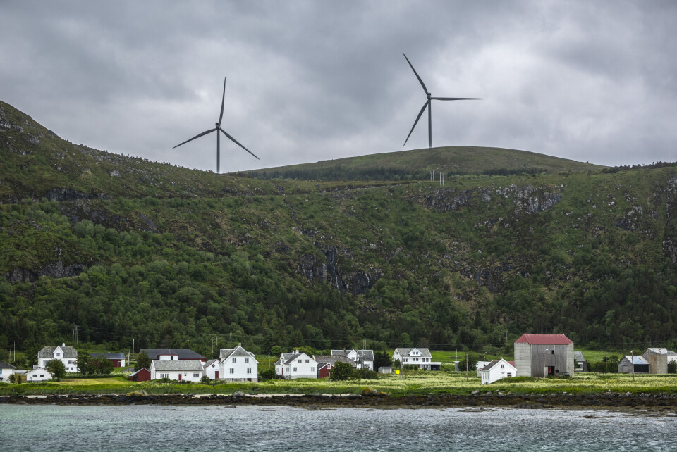 Energikommisjonen mener at mer vindkraft på land bør utredes – nær veier, i industriområder eller områder hvor miljøpåvirkningene er mindre enn i uberørt natur, ifølge Aftenposten. Bildet viser vinturbiner på Haramsøya. Energikommisjonen mener at mer vindkraft på land bør utredes – nær veier, i industriområder eller områder hvor miljøpåvirkningene er mindre enn i uberørt natur, ifølge Aftenposten. Bildet viser vinturbiner på Haramsøya.